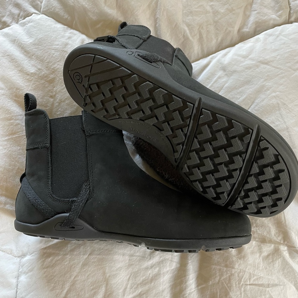 Xero “Tari” barefoot boots. Chelsea style. Size 9. Black.